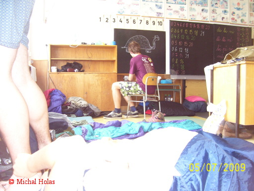 025  Kucht k Pavel p ipravuje pozdn  ob d